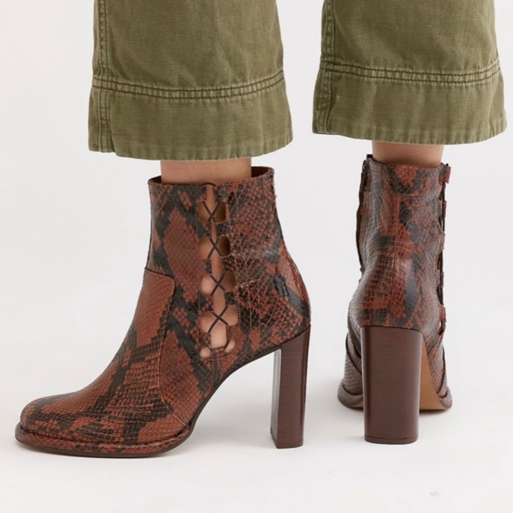Free People Marietta Heel Boot Snake Print - 38
